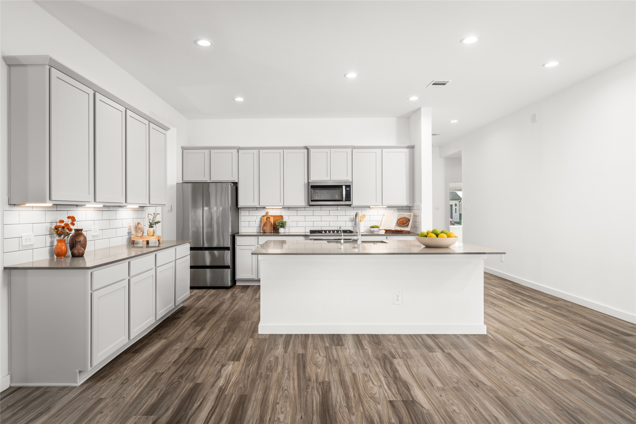 Stunning kitchen allows multiple cooks in the kitchen!