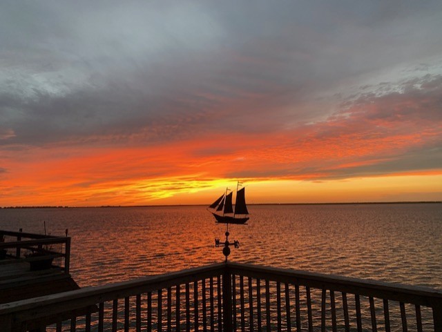 247 Isles End Road, Tiki Island, TX 77554