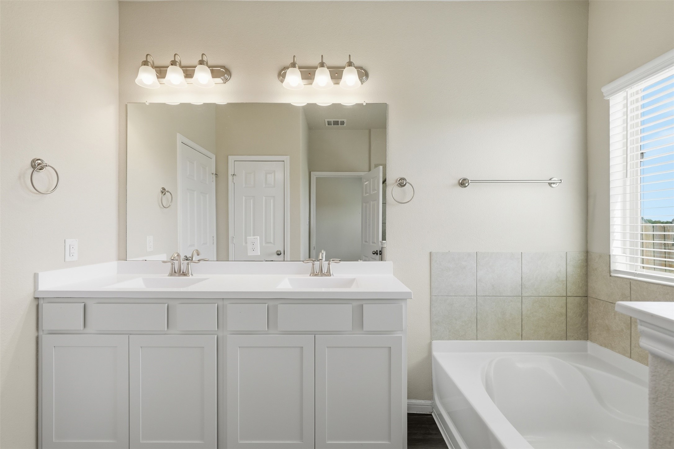 4305 E Bayou Maison Circle, Dickinson, TX 77539