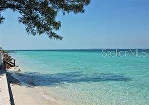Close proximity to Anna Maria Island Beach.