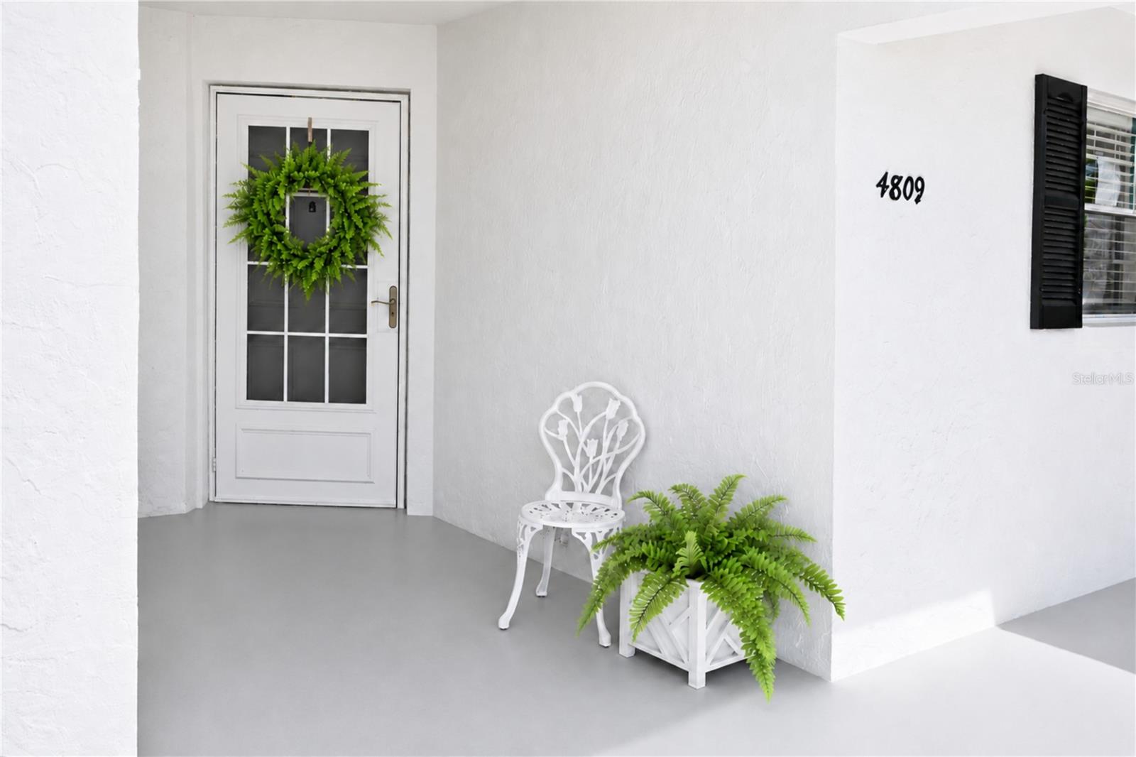 Condo alcove entrance