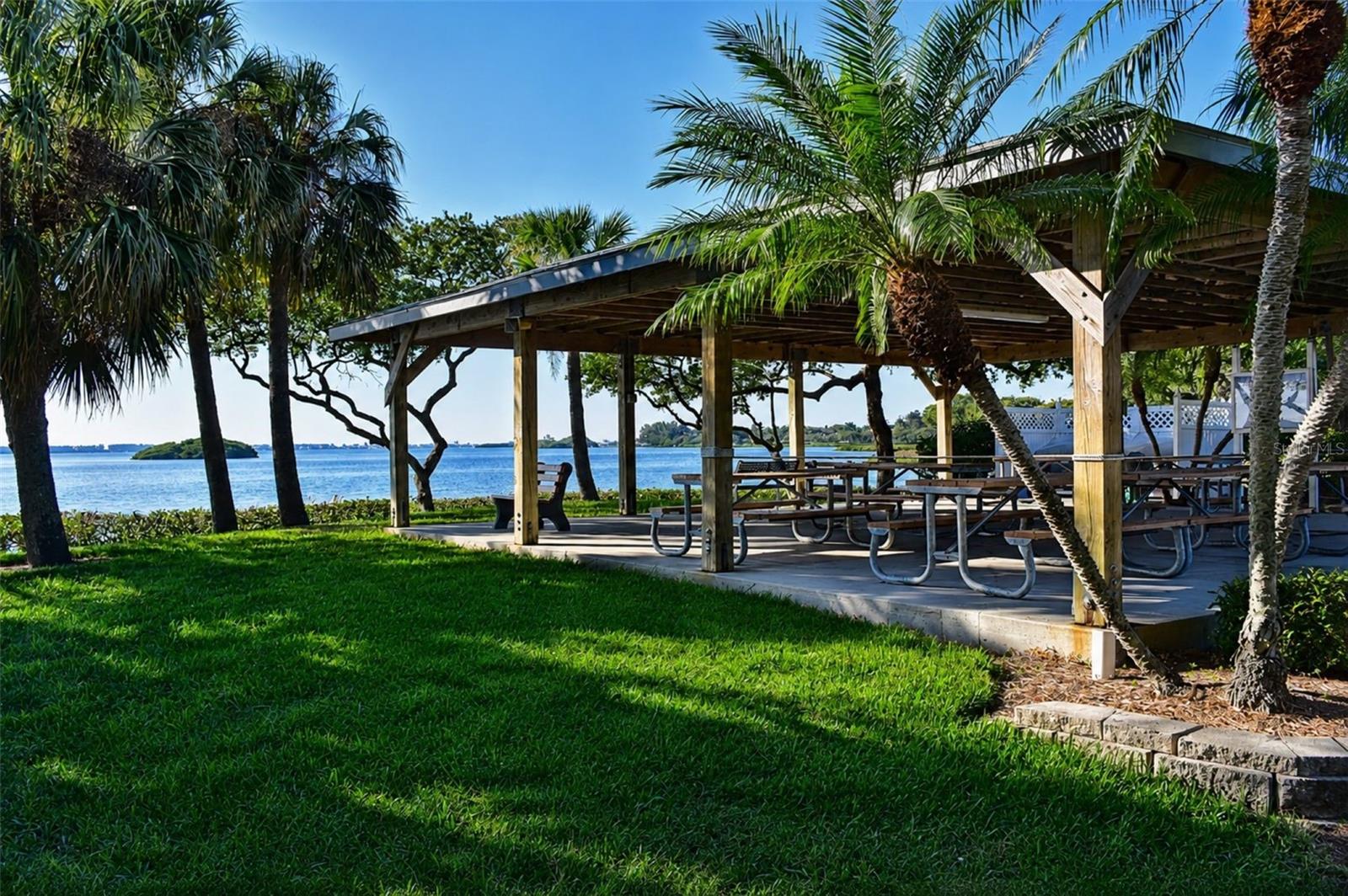 Mt Vernon bayside picnic pavilion with grills and seating