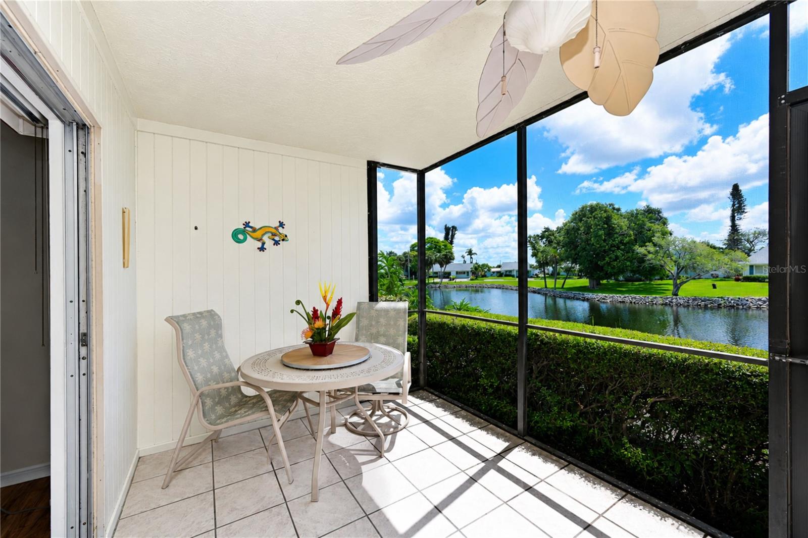 Large lanai to enjoy mornings and evenings Large lanai to enjoy mornings and evenings