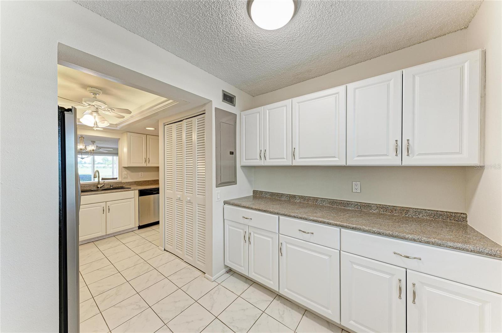 6999 W COUNTRY CLUB DRIVE N, #123, Sarasota, FL 34243
