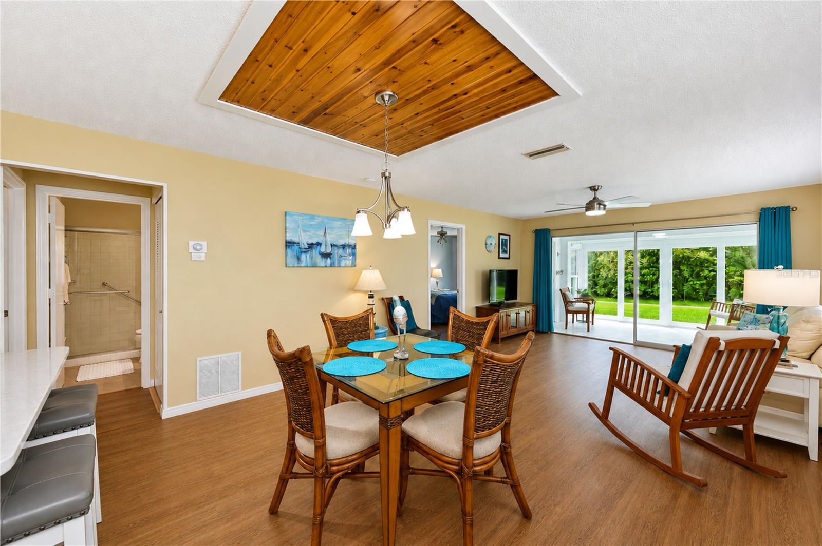 Dining through to lanai Dining through to lanai