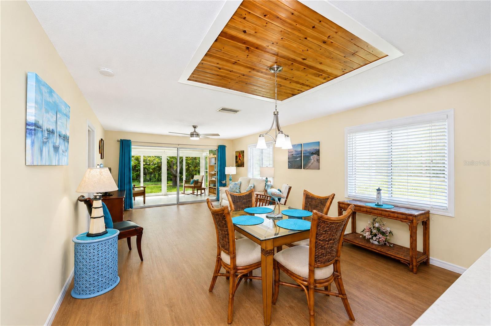 Dining through to lanai Dining through to lanai