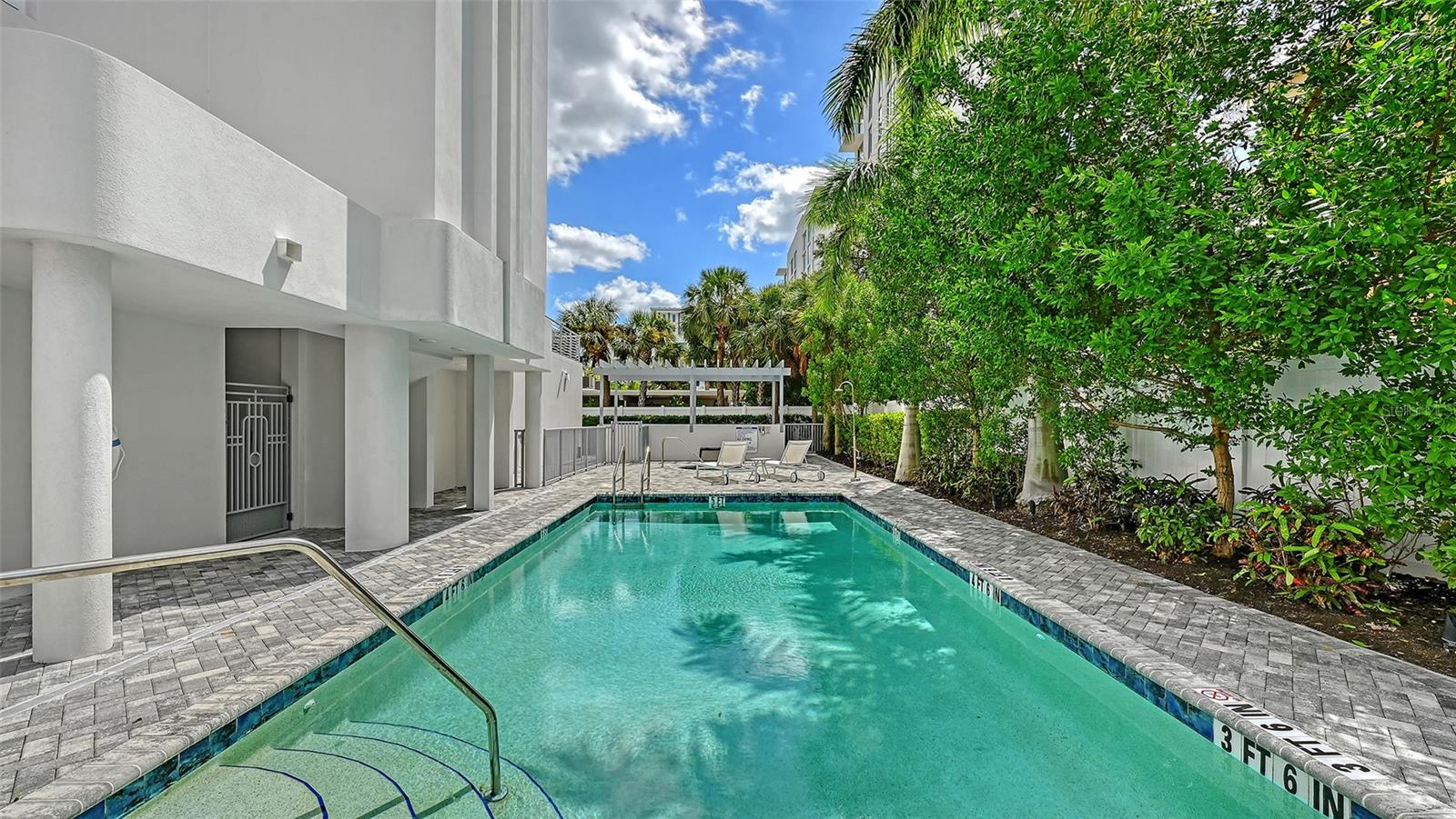 Pool w Jacuzzi at other end