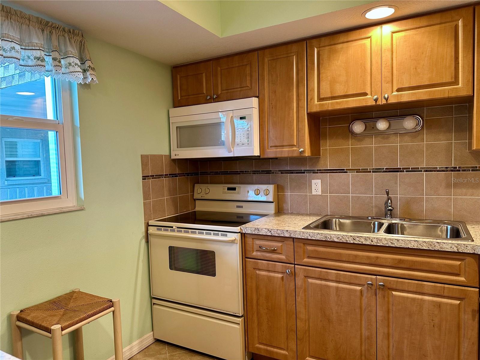 1330 GLEN OAKS DRIVE E, #370D, Sarasota, FL 34232