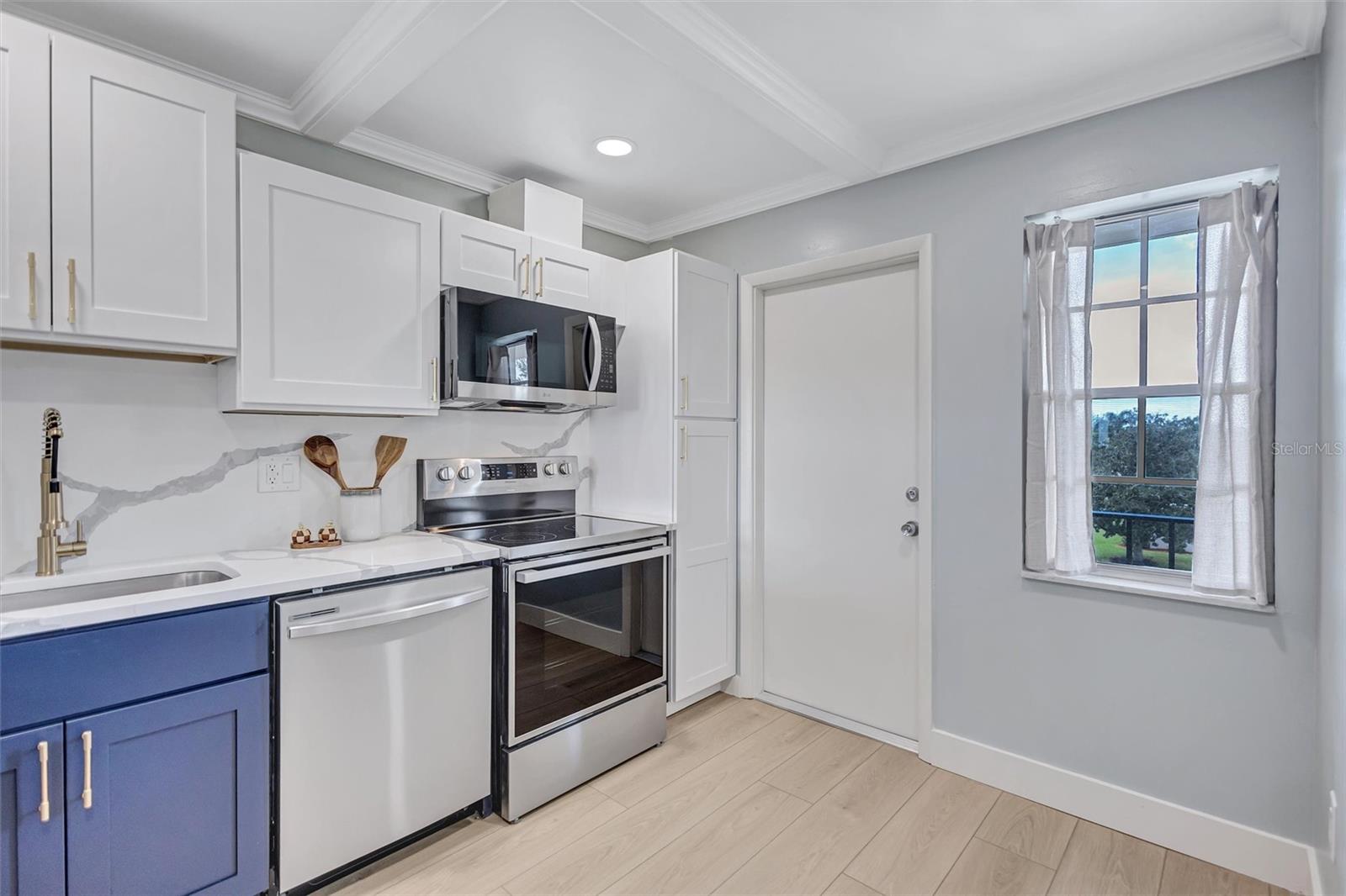 7461 W COUNTRY CLUB DRIVE N, #408, Sarasota, FL 34243