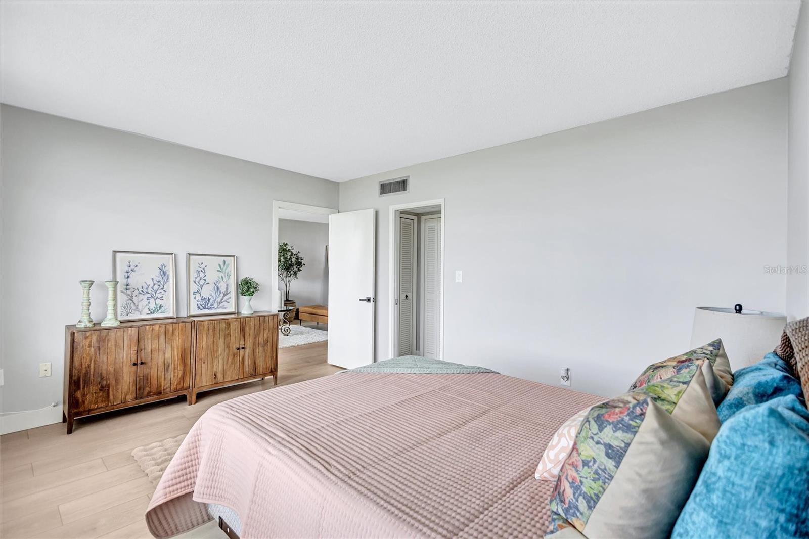 7461 W COUNTRY CLUB DRIVE N, #408, Sarasota, FL 34243