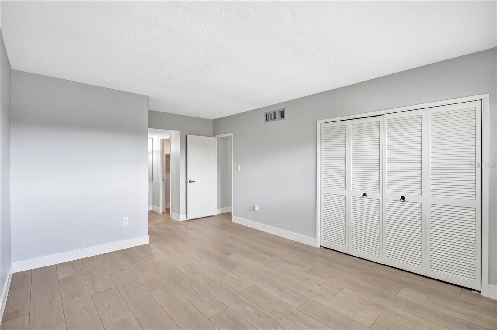 7461 W COUNTRY CLUB DRIVE N, #408, Sarasota, FL 34243