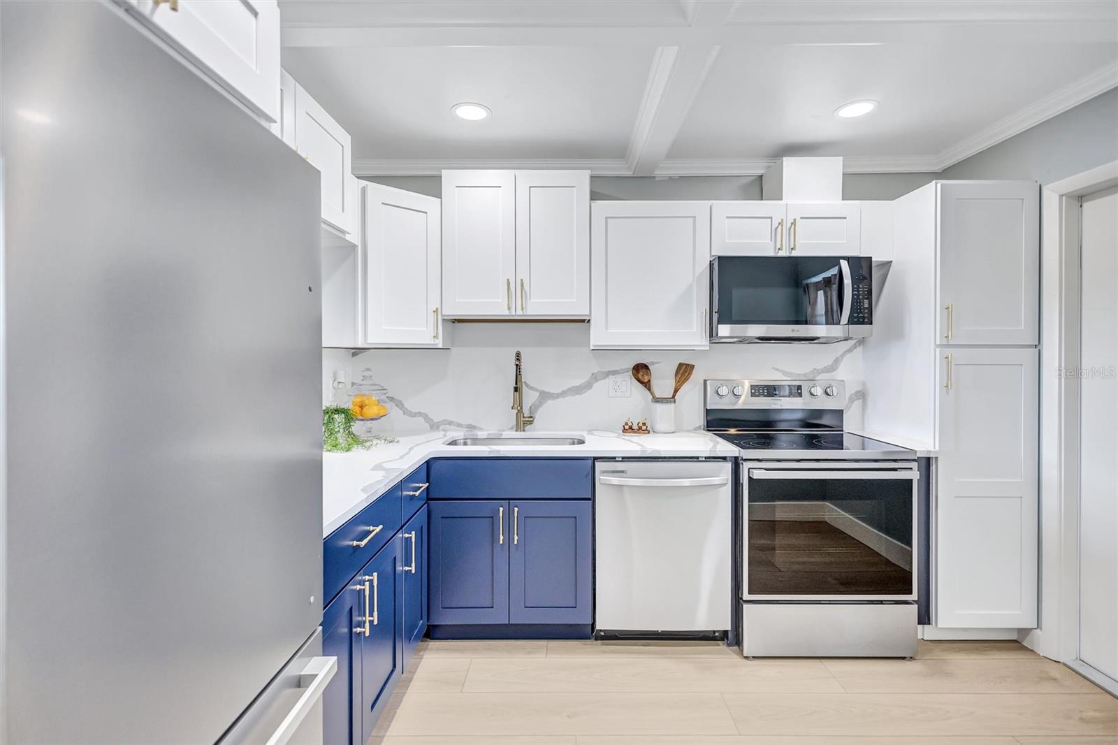7461 W COUNTRY CLUB DRIVE N, #408, Sarasota, FL 34243