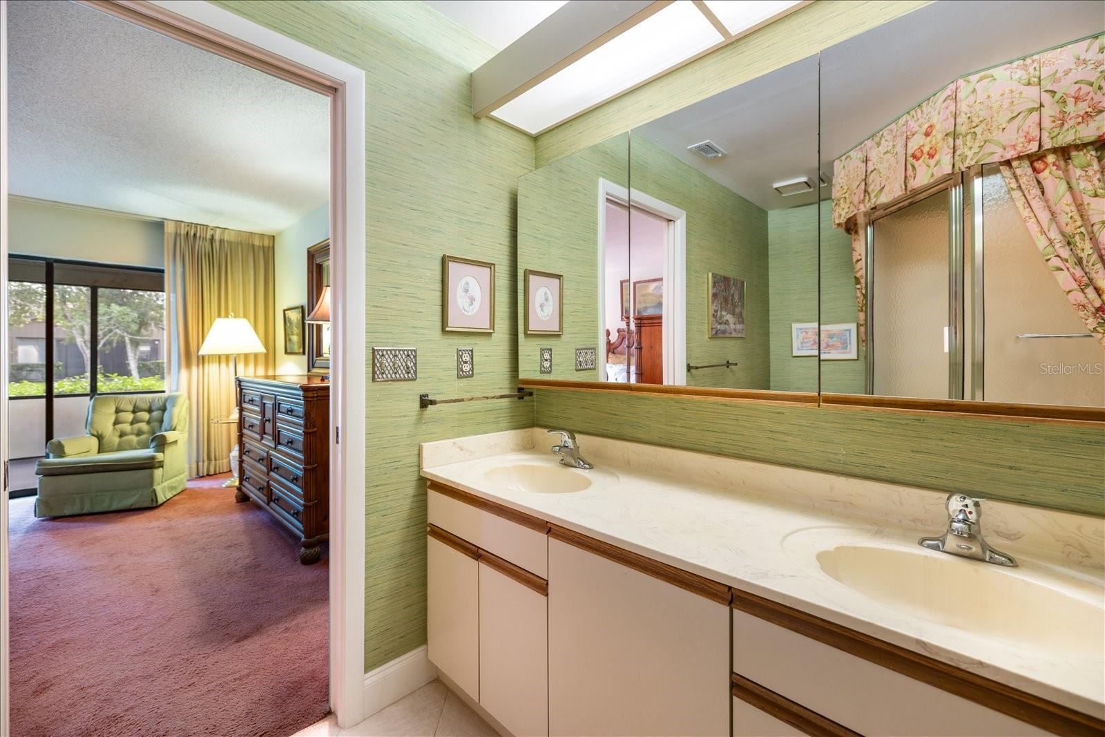 462 OAK HILL CIRCLE, #5, Sarasota, FL 34232
