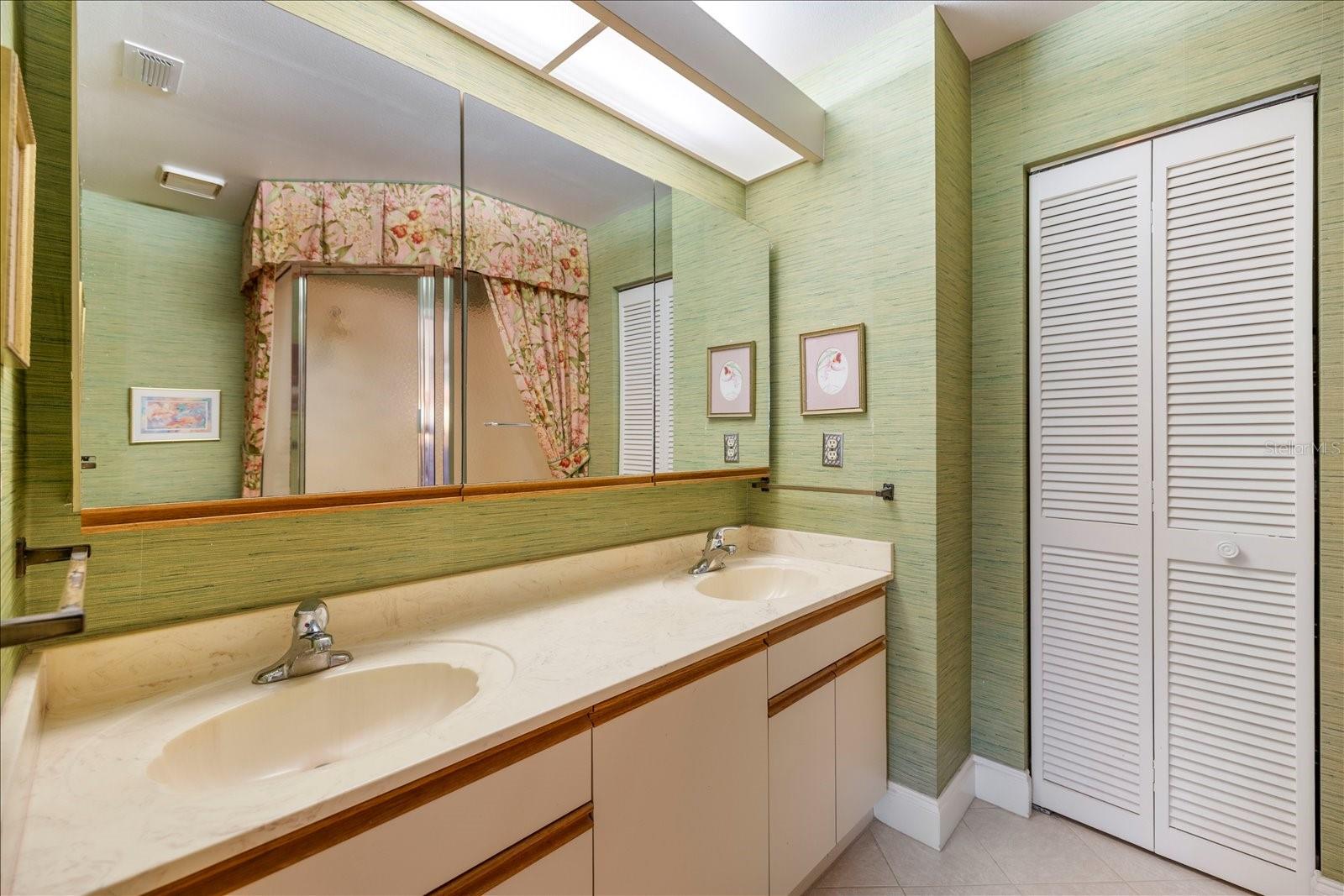 462 OAK HILL CIRCLE, #5, Sarasota, FL 34232