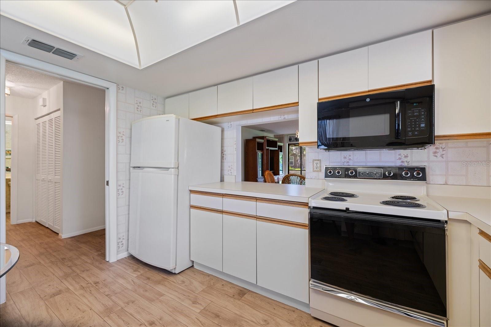 462 OAK HILL CIRCLE, #5, Sarasota, FL 34232