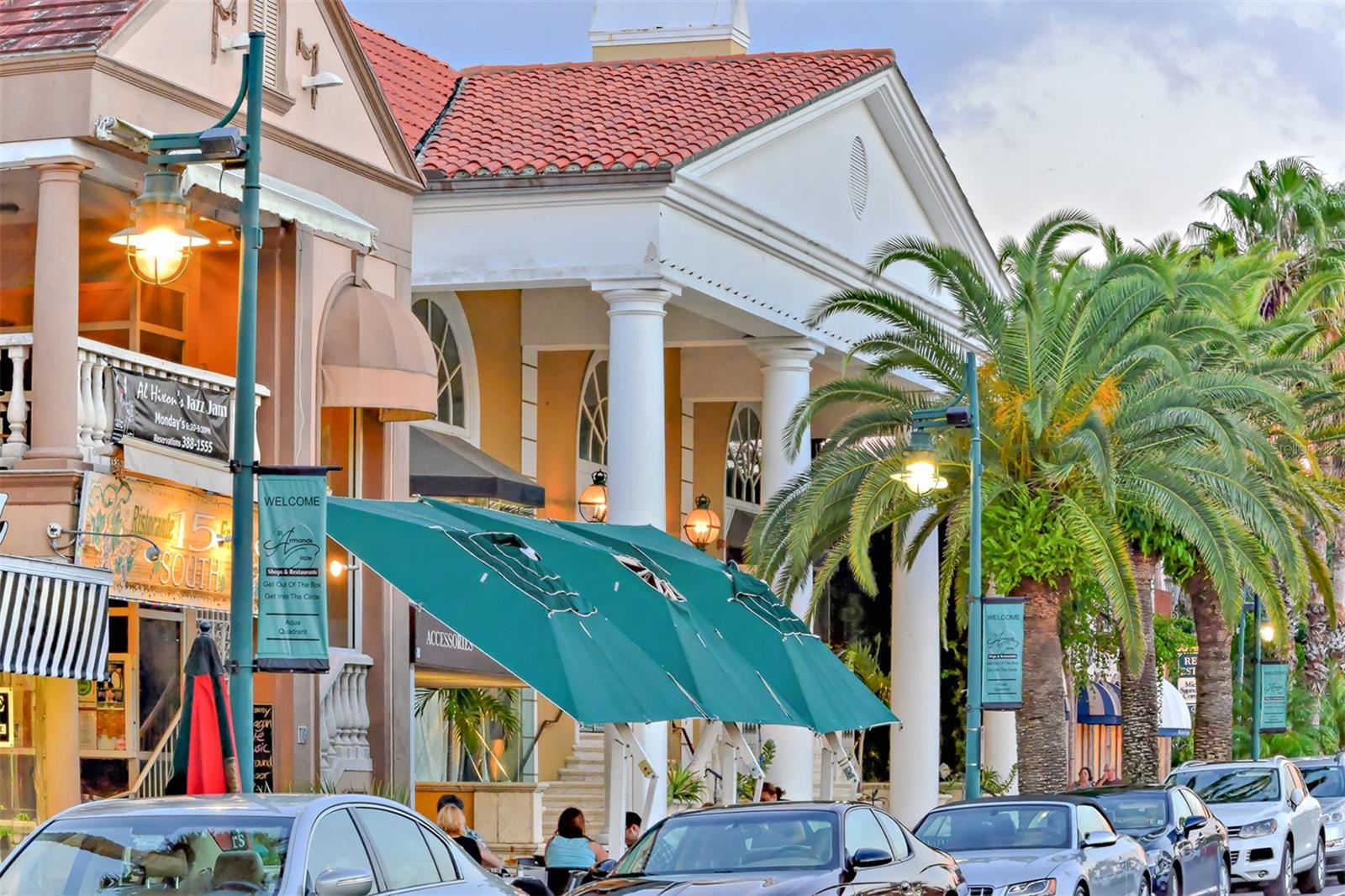 Enjoy upscale boutiques, designer shopping, and charming specialty stores on St. Armands Circle.
