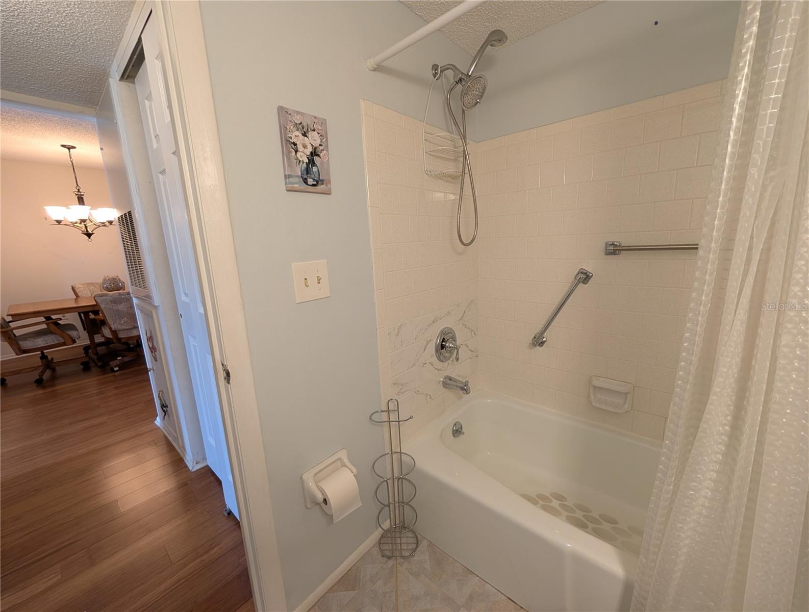 Guest bathroom w/tub & shower.