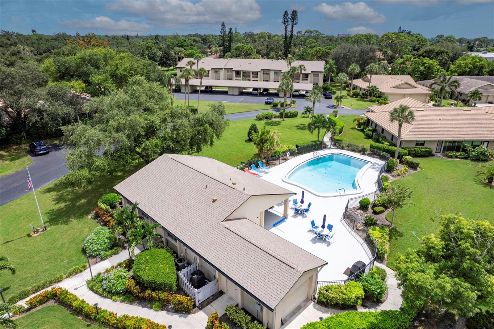 7143 , HEATED POOL & CLUBHOUSE ..so close 7143 , HEATED POOL & CLUBHOUSE ..so close