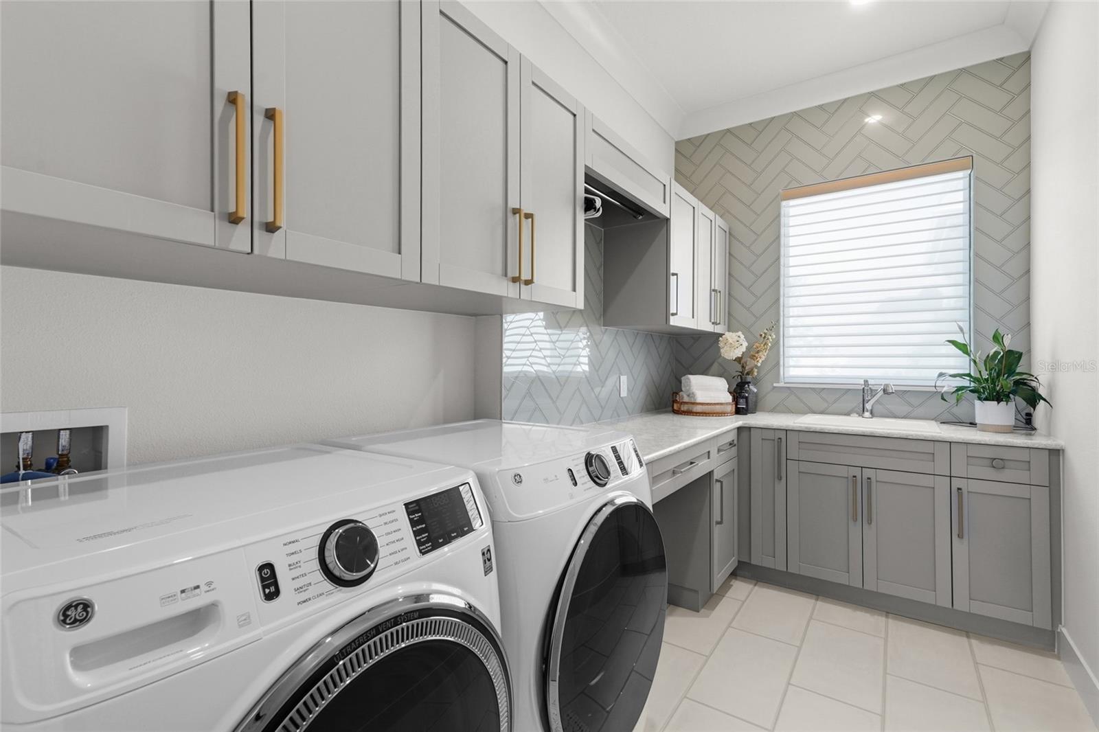 596 BLUE SHELL LOOP, Sarasota, FL 34240