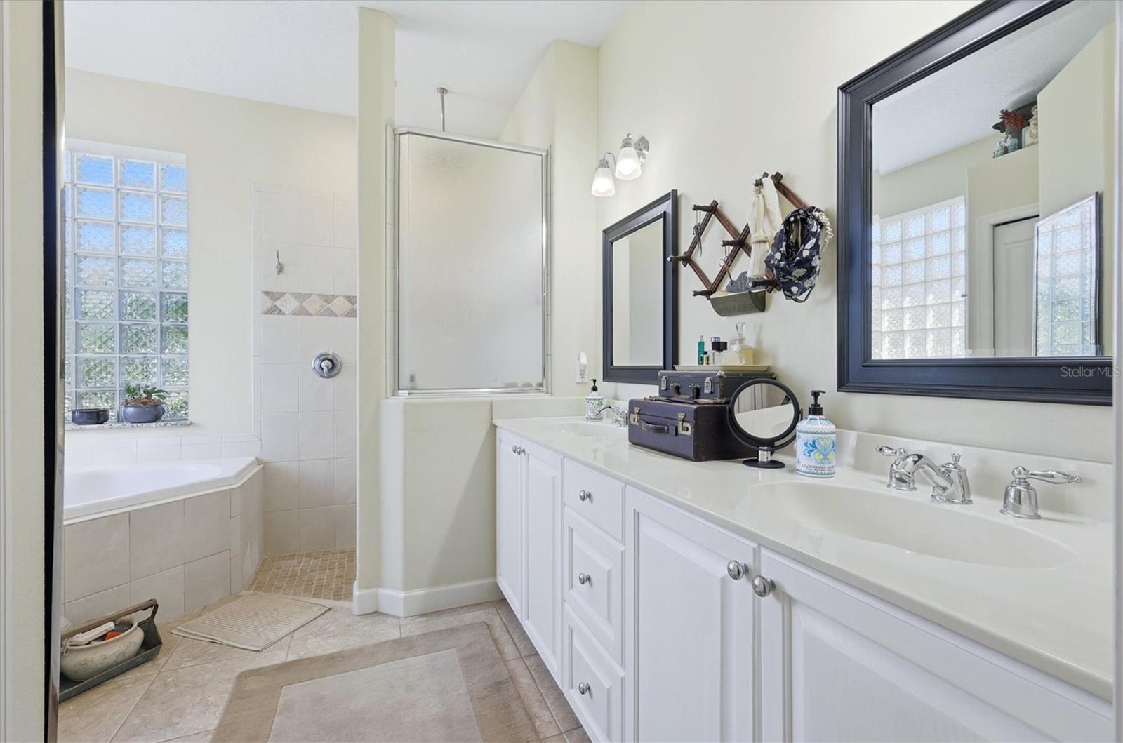 1753 KINGSDOWN DRIVE, Sarasota, FL 34240