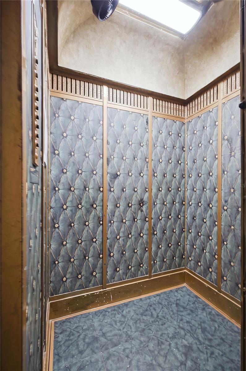 Elevator 1/3