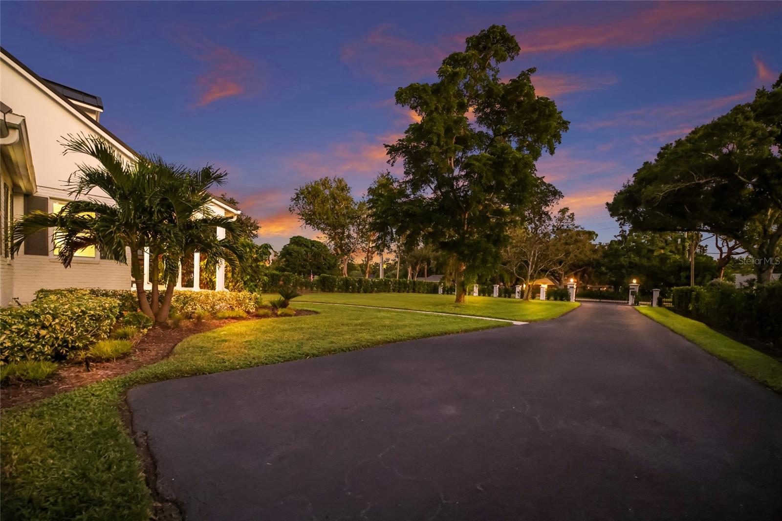 Long driveway and plenty of parking