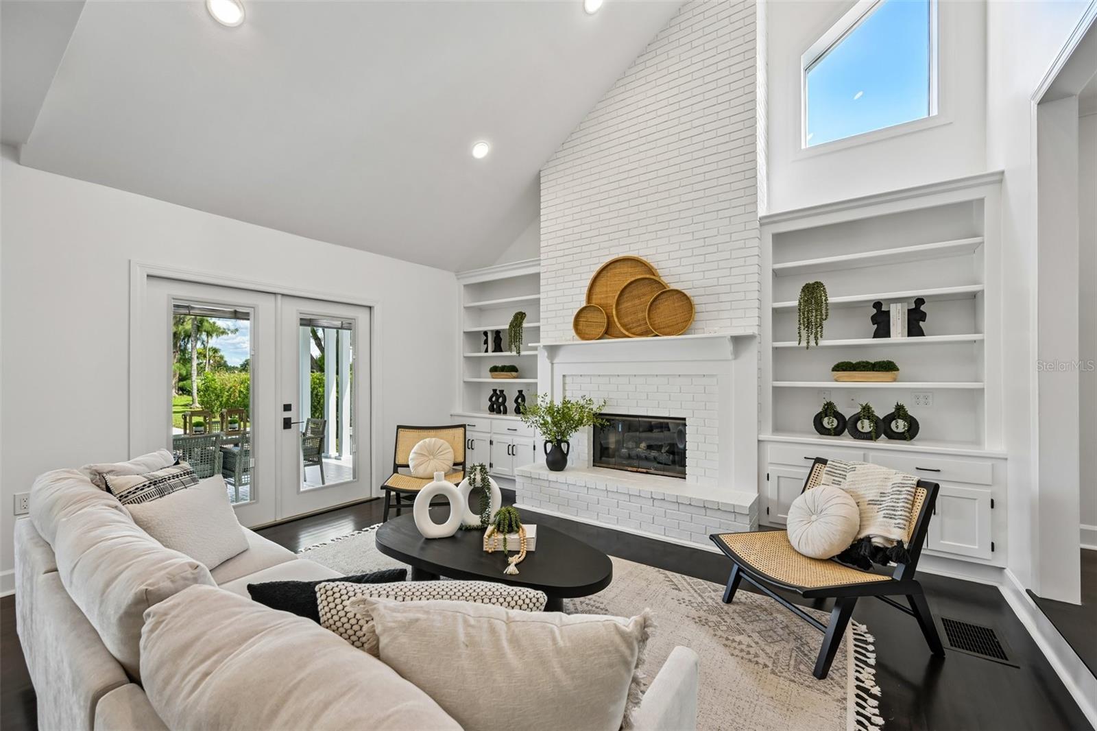 Light and bright with access to the back porch and private pool. Light and bright with access to the back porch and private pool.