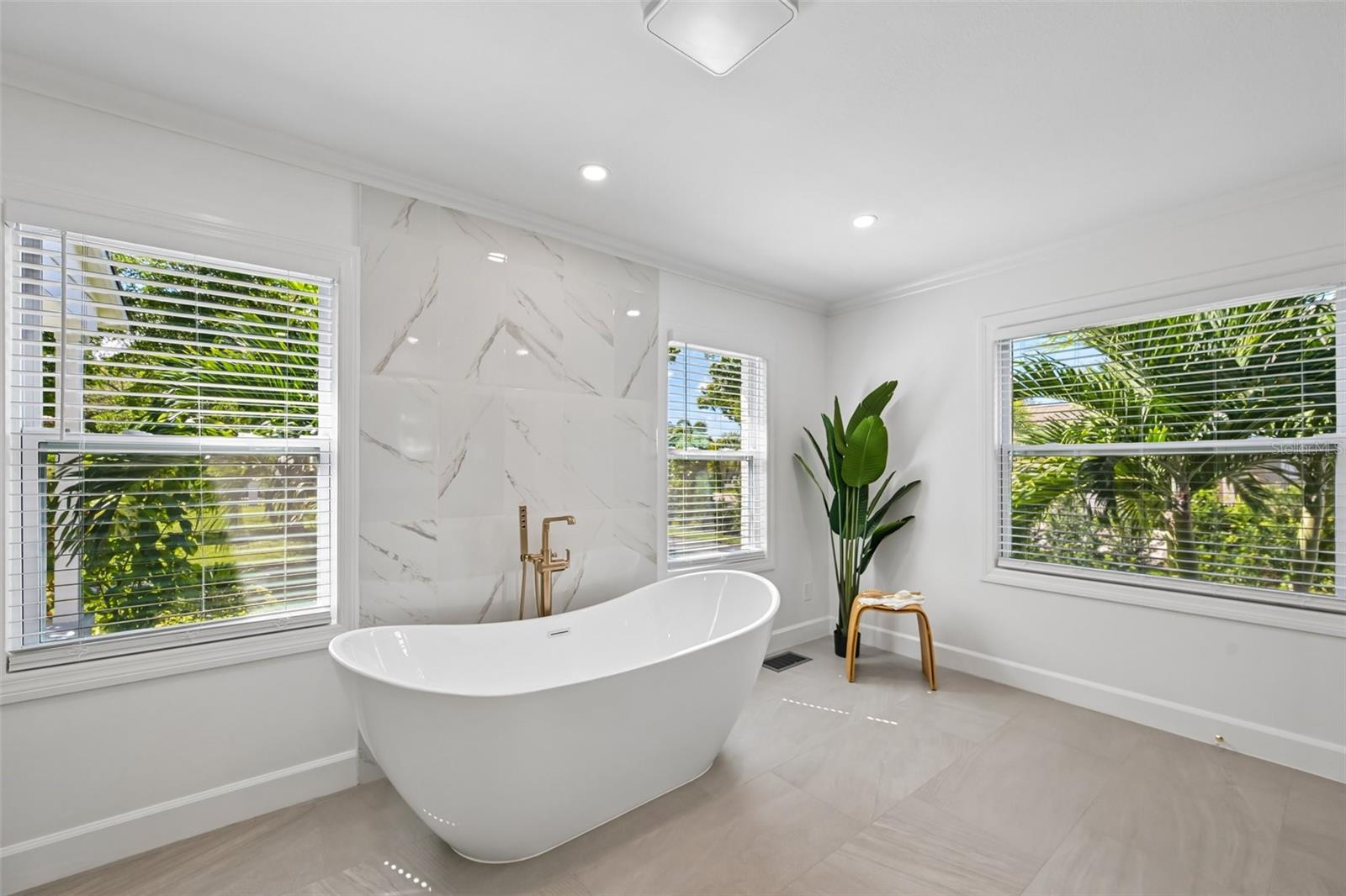 Free standing tub.