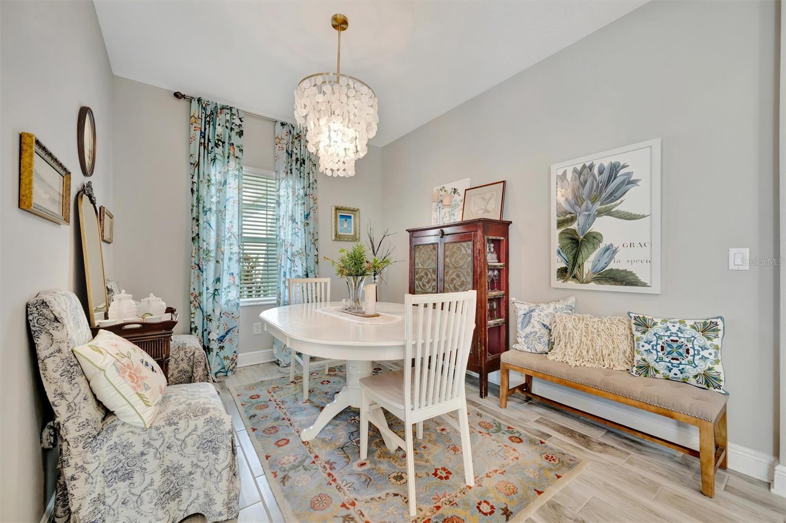 Imagine a dining space, den or additional bedroom space Imagine a dining space, den or additional bedroom space