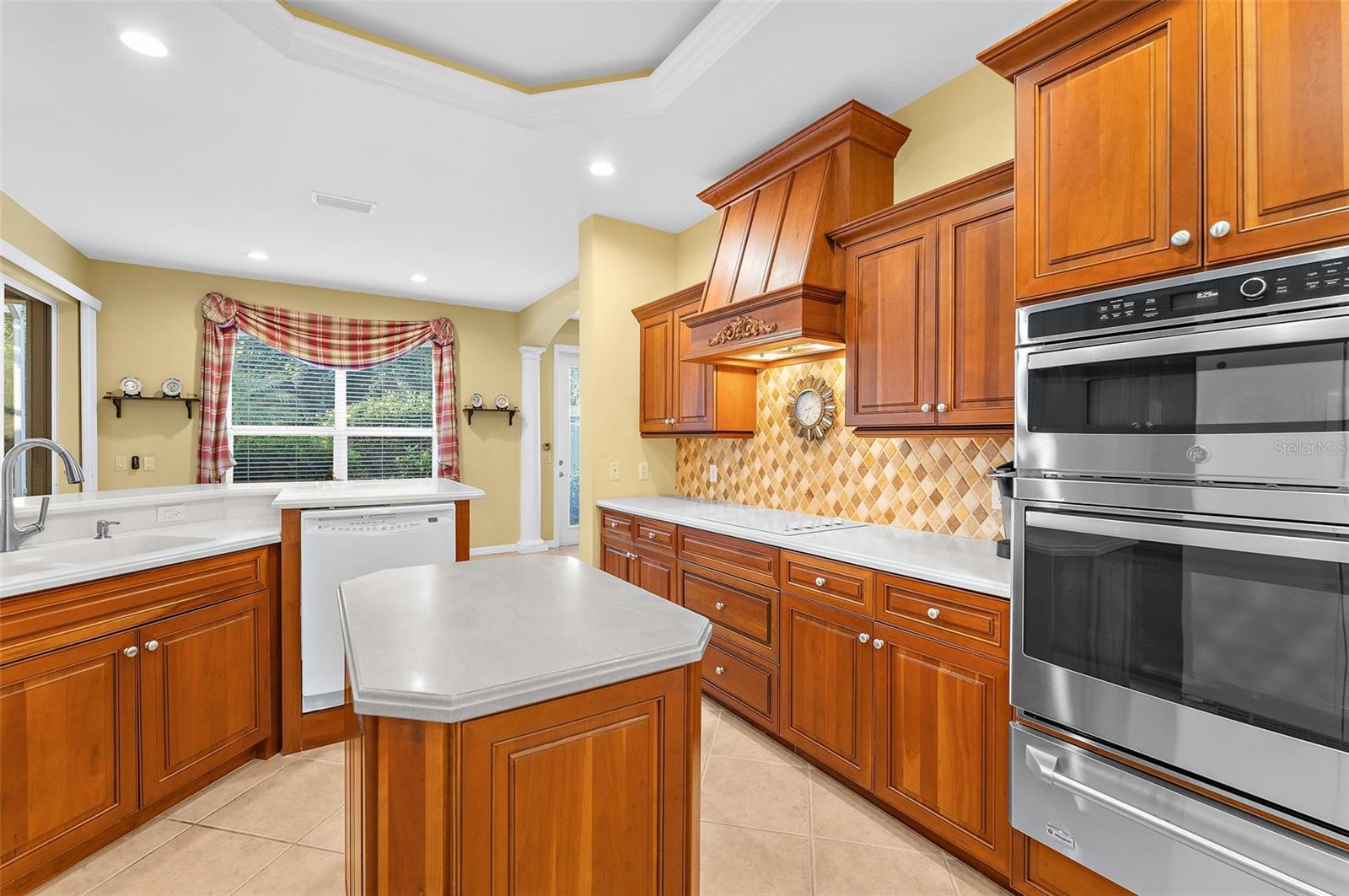 2524 JEFFERSON CIRCLE, Sarasota, FL 34239