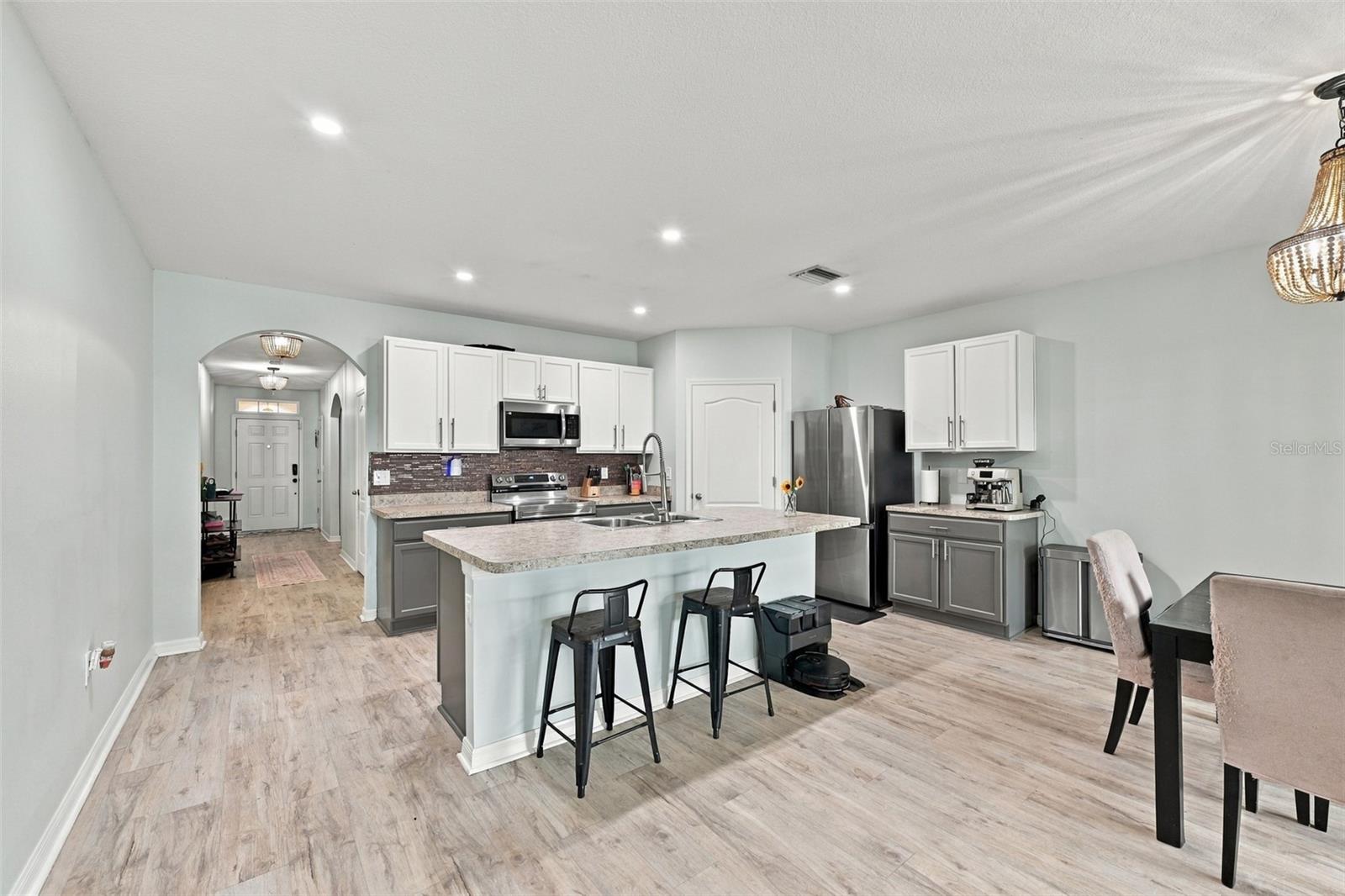 Kitchen with breakfast bar
