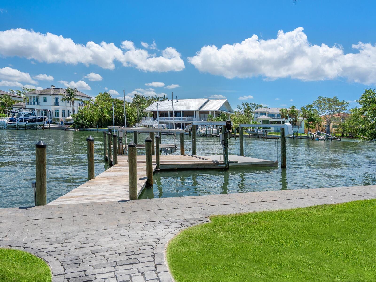 1423 HILLVIEW DRIVE, Sarasota, FL 34239