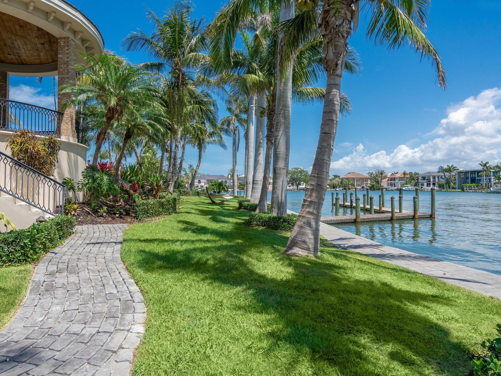 1423 HILLVIEW DRIVE, Sarasota, FL 34239 1423 HILLVIEW DRIVE, Sarasota, FL 34239