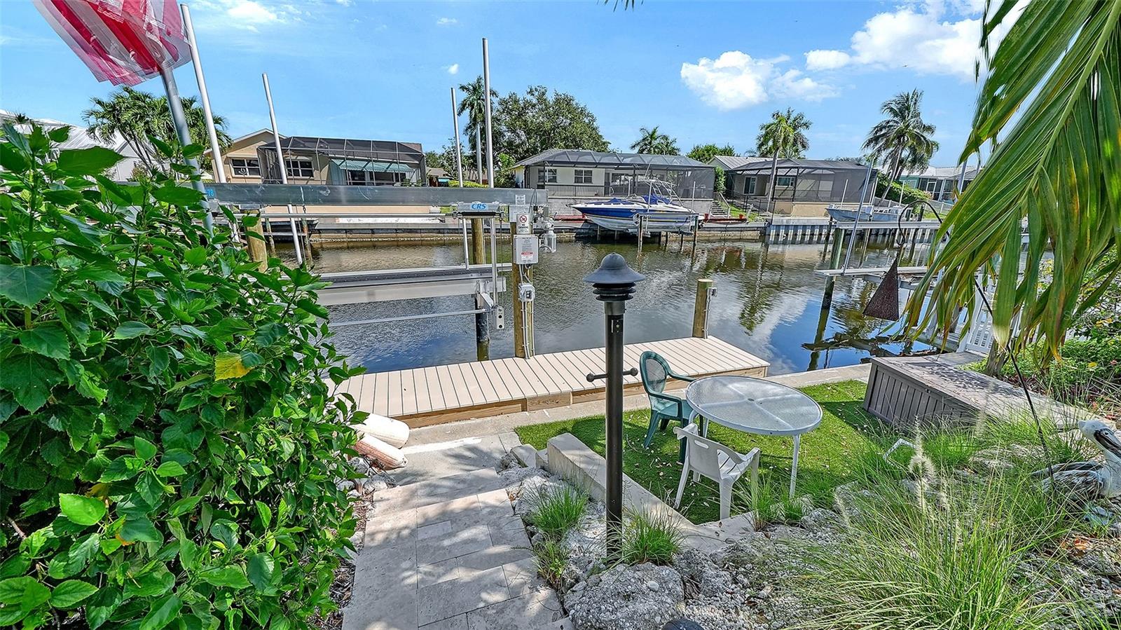 A quiet waterside spot for coffee and canal views.