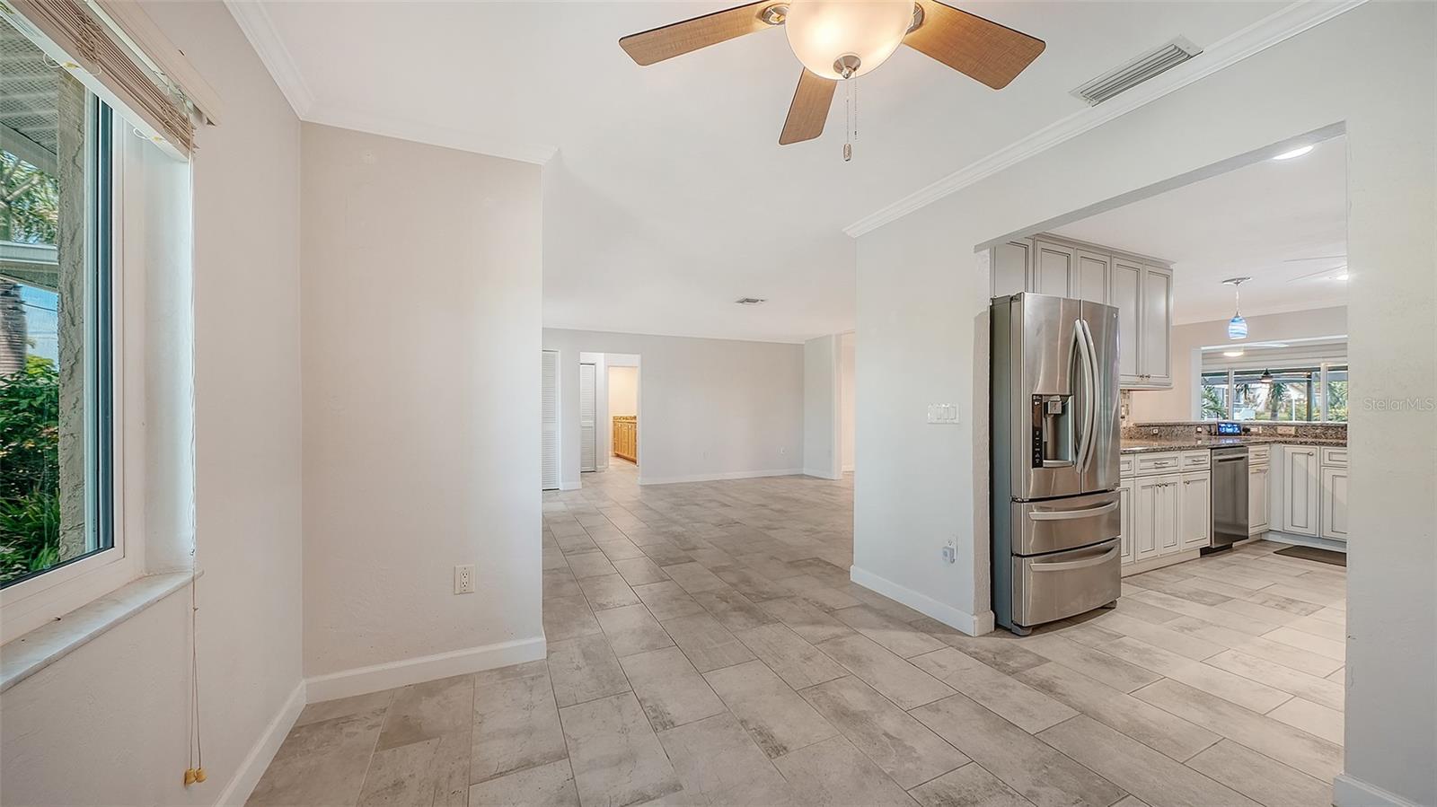 Easy flow from everyday dining to the kitchen.