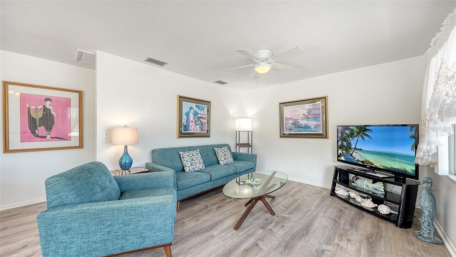 Living room Apt B