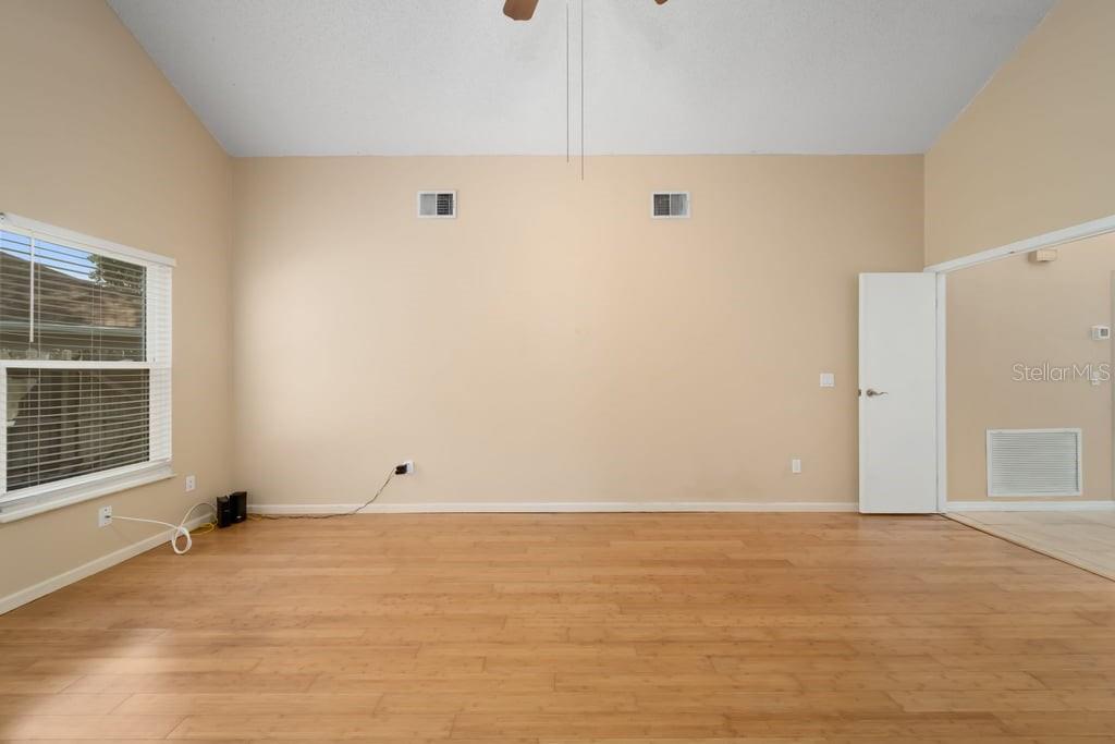 Large Primary bedroom (1st floor)