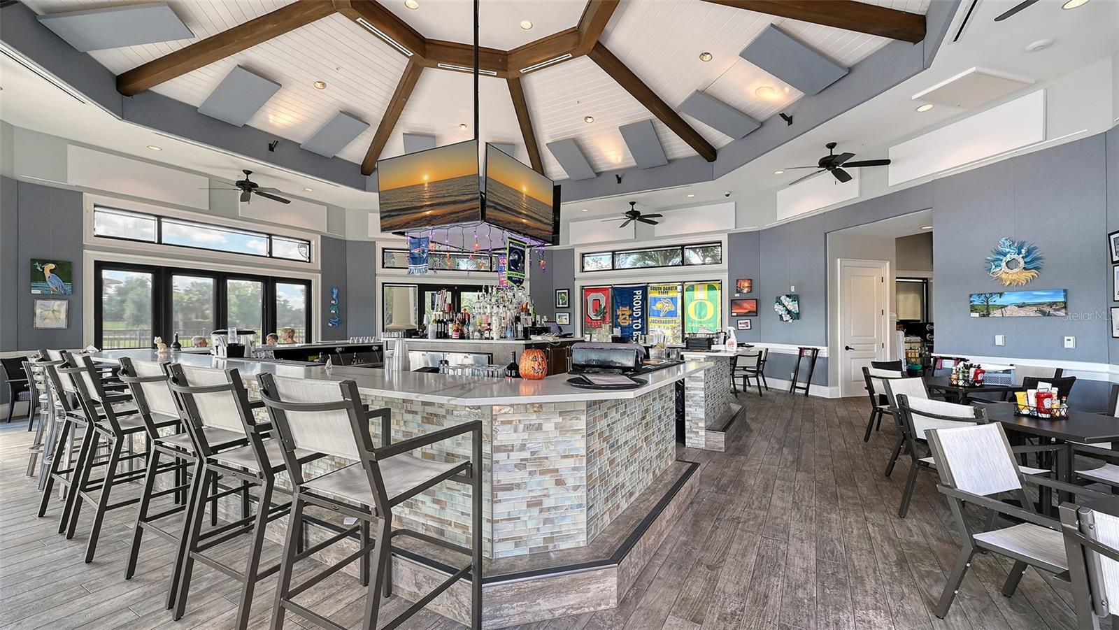 Whether meeting friends for a relaxed lunch or enjoying an elegant evening out, the Del WEbb restaurant offers a welcoming setting for every occassion.