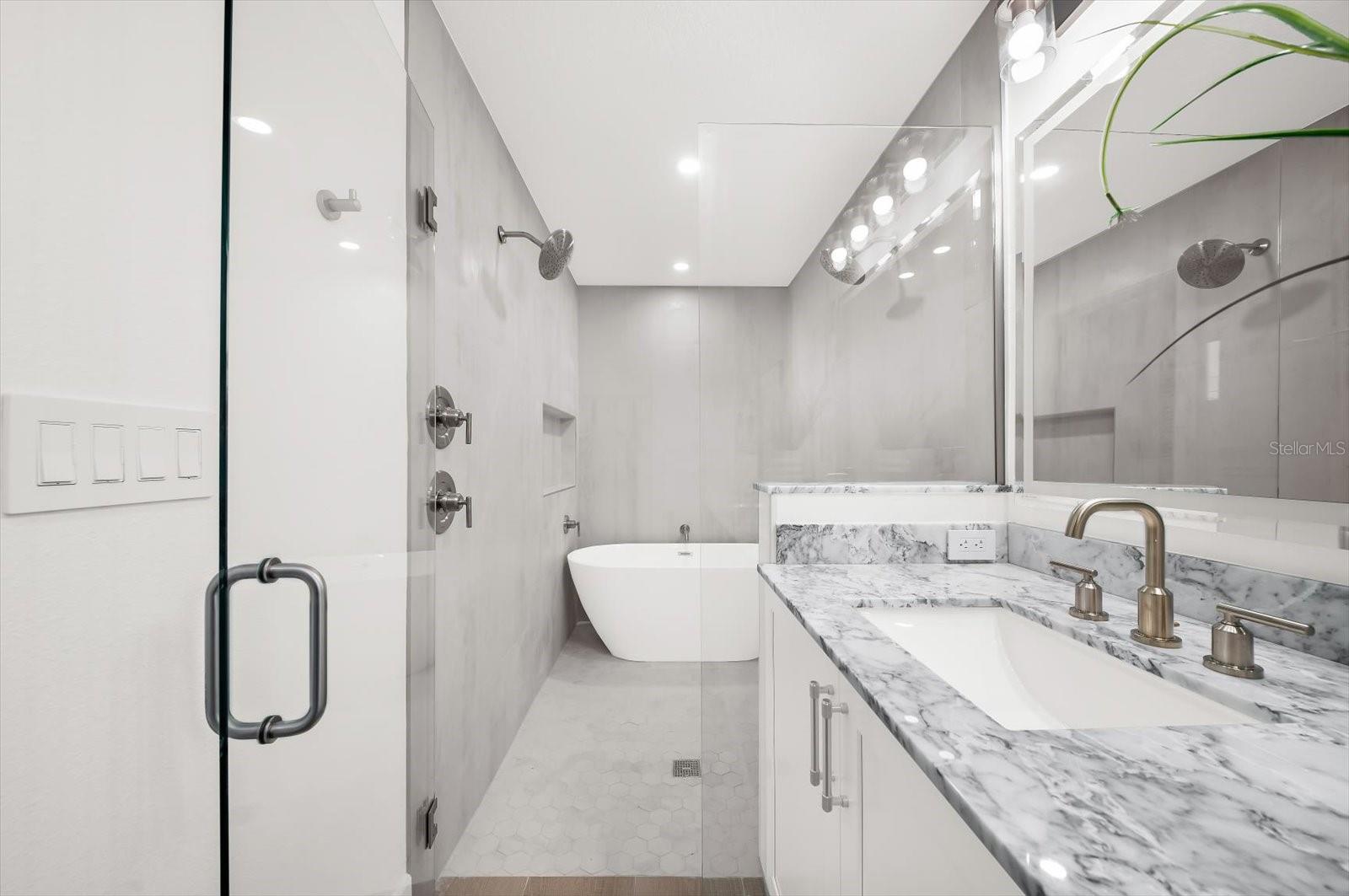 10304 Kingfisher Rd W - Primary Bathroom