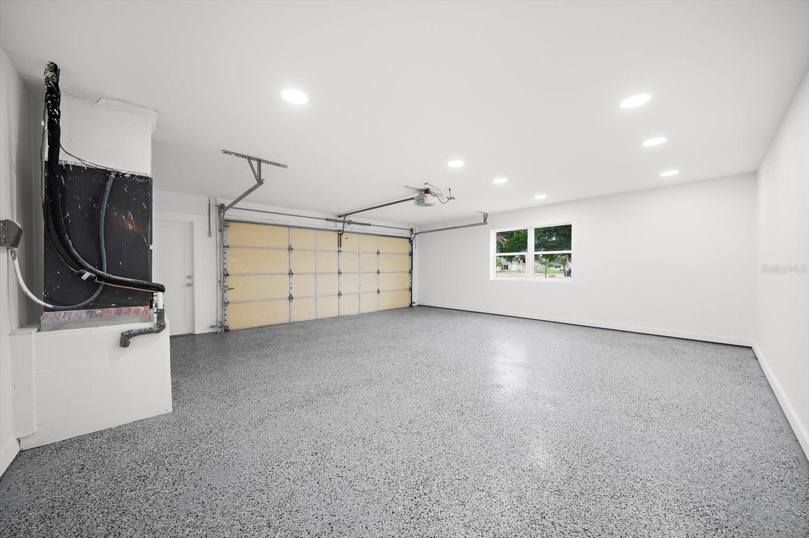 10304 Kingfisher Rd W - Garage