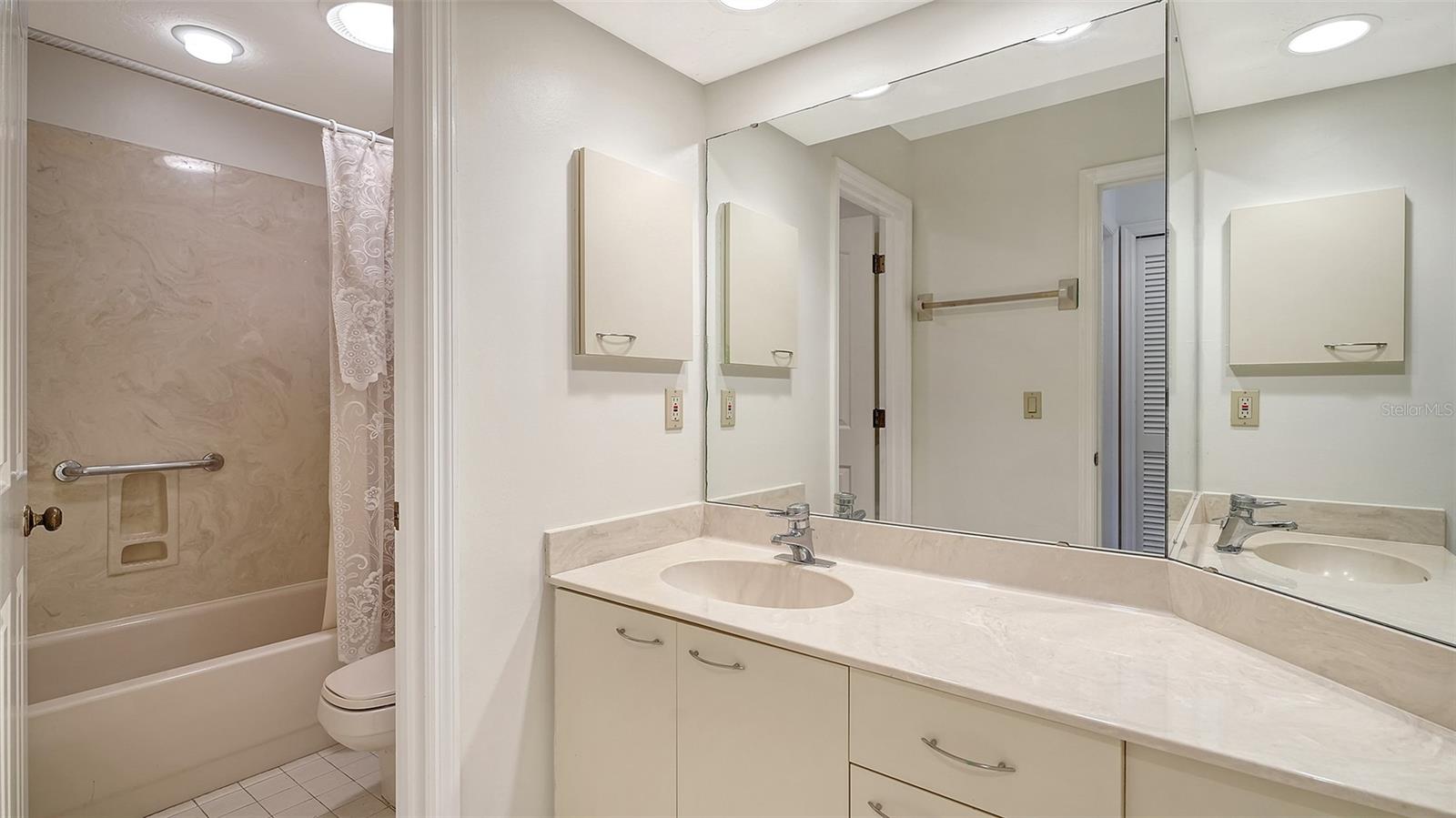 3944 LYNDHURST COURT, Sarasota, FL 34235