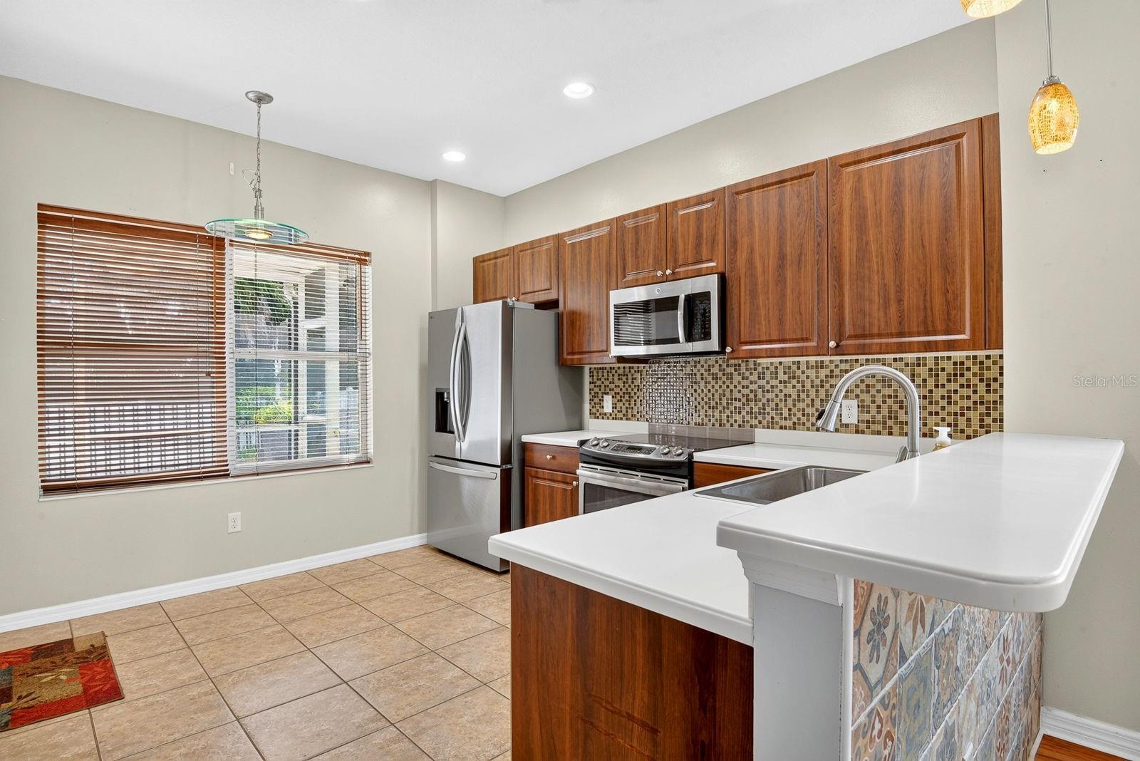 Kitchen showing Breakfast Bar