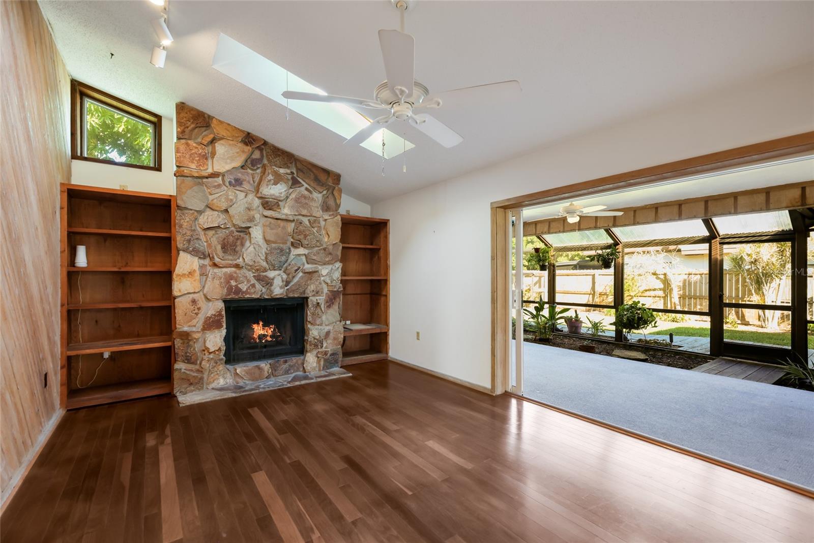 Enjoy gorgeous FL weather on your screened in lanai