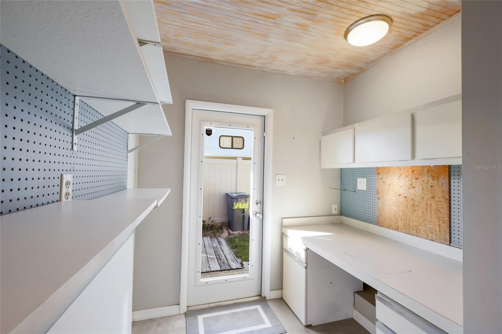 Office area w/ built ins