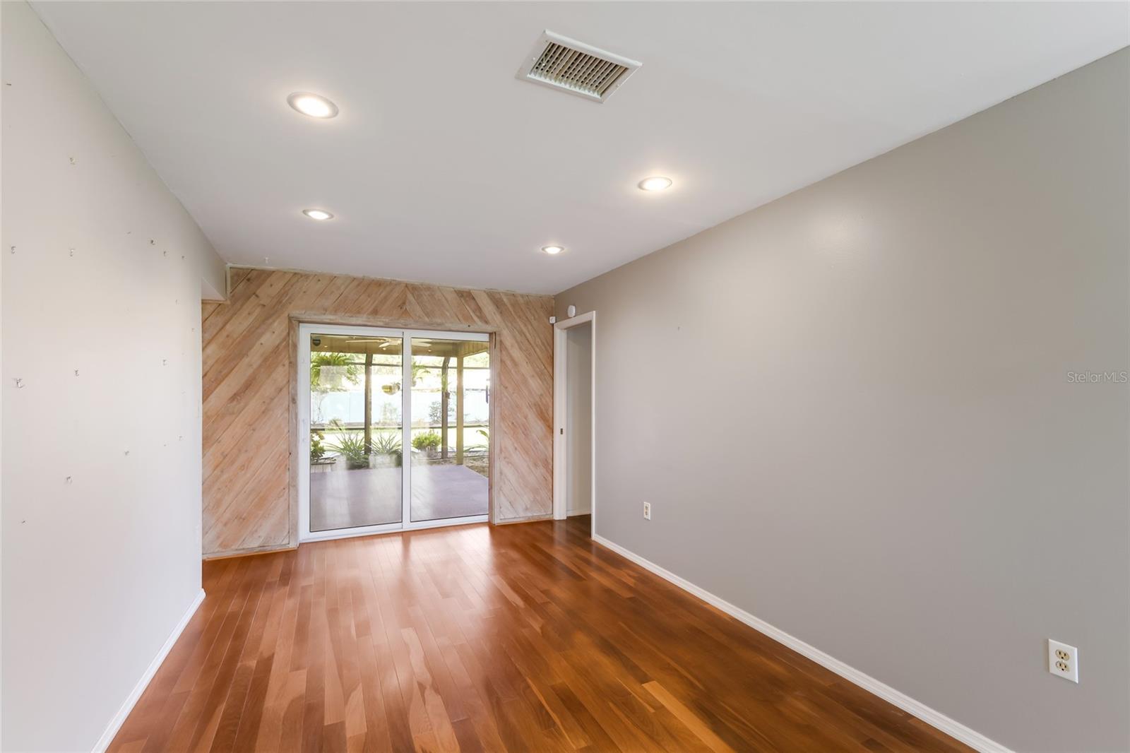 Dining room w/ impact sliding door to lanai