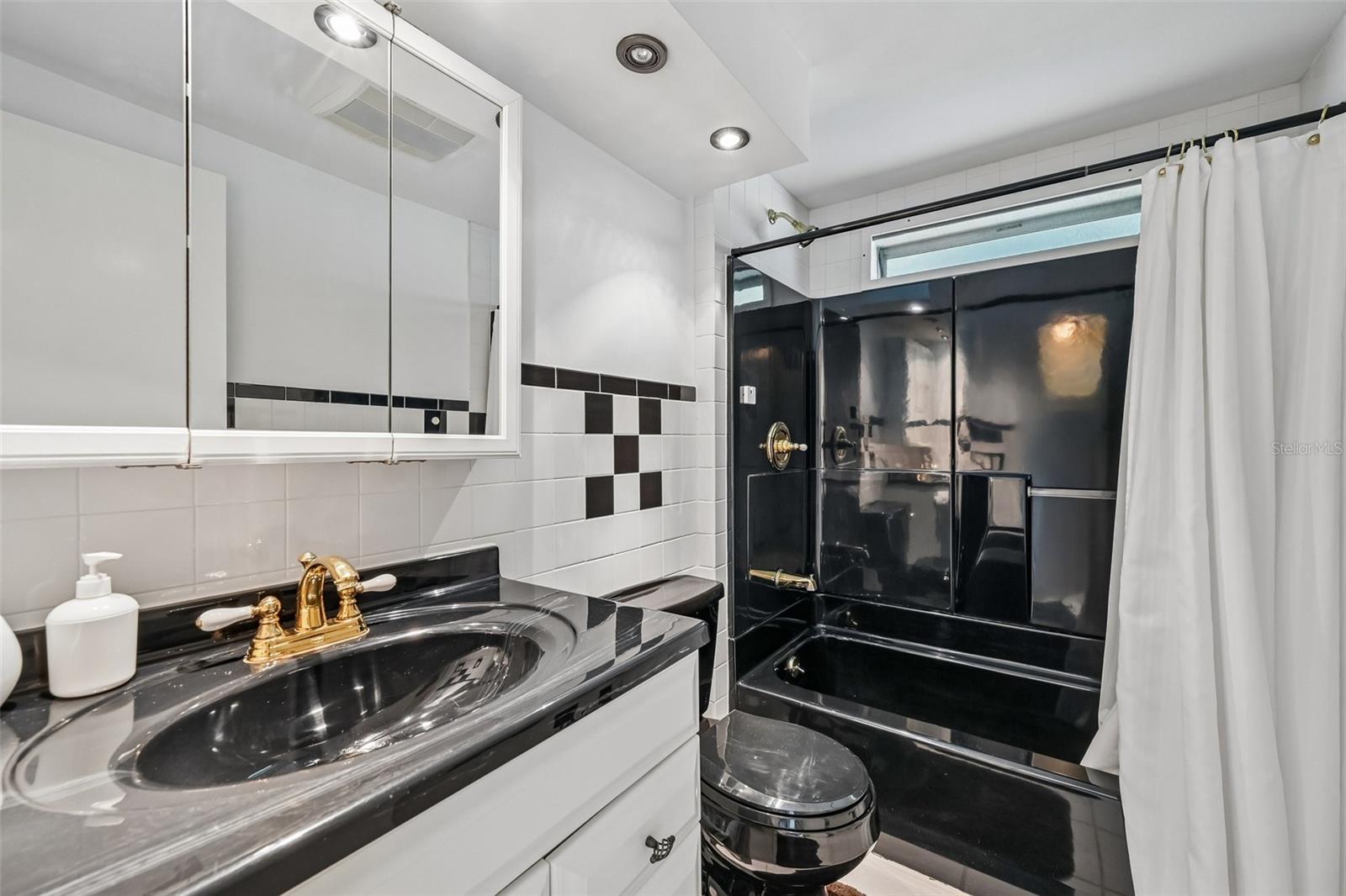 Guest Bathroom with tub/shower combo