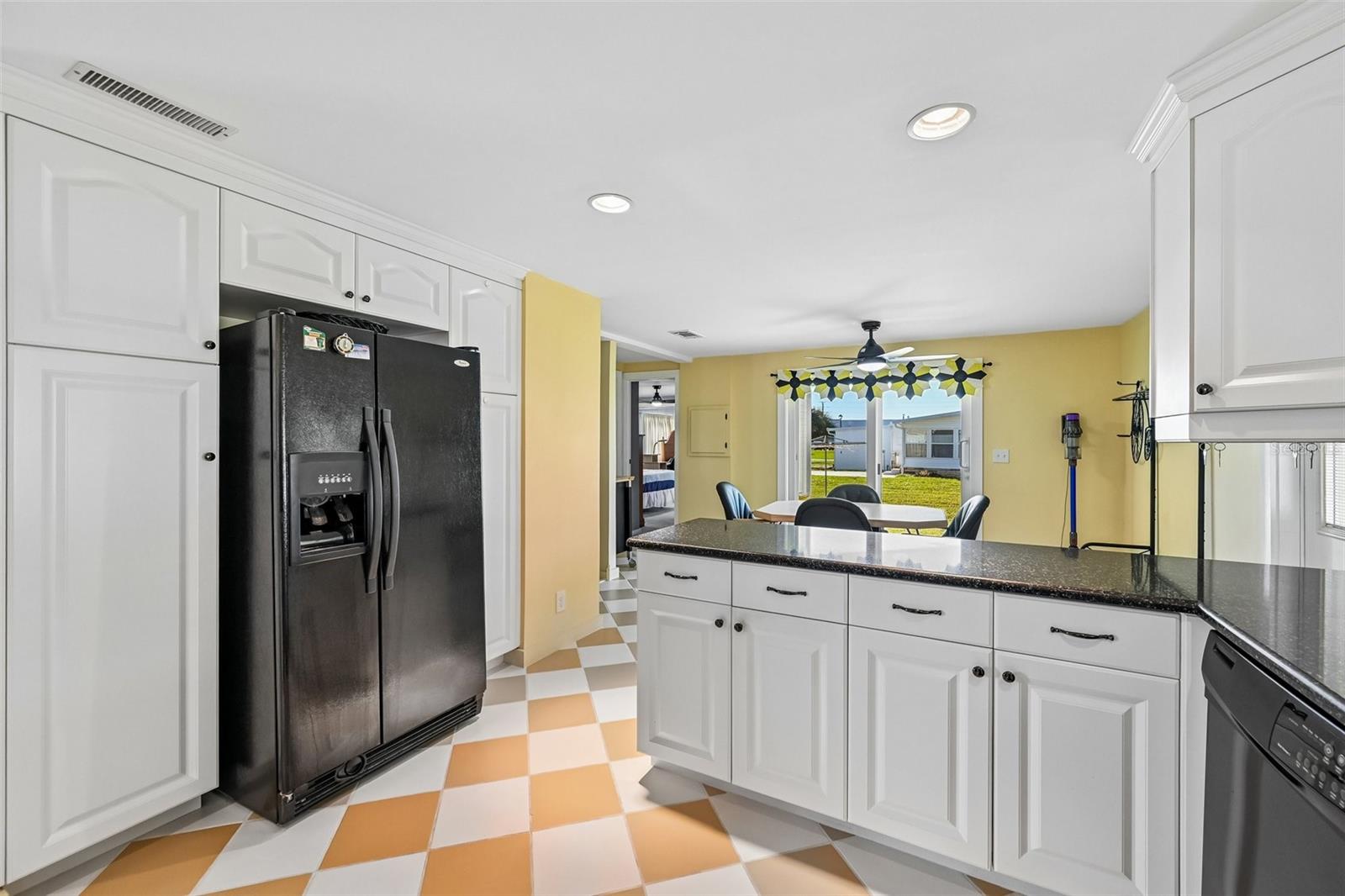 Open eat-in kitchen Open eat-in kitchen