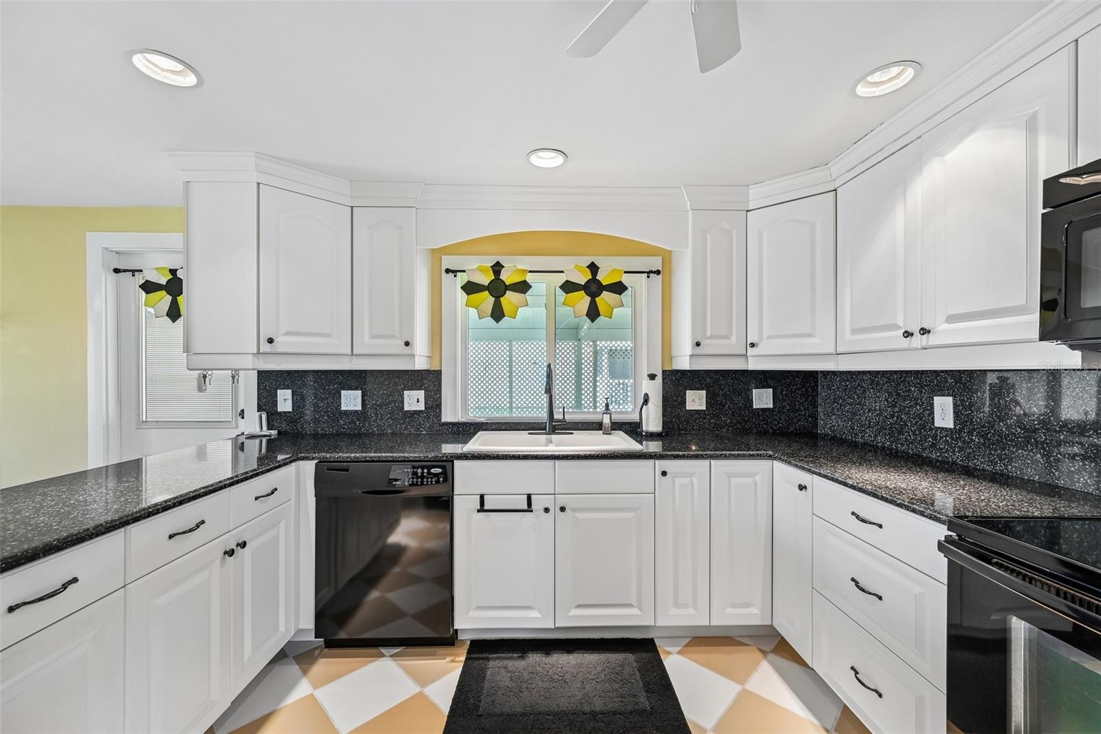 U-shaped stone counters with lots of workspace U-shaped stone counters with lots of workspace