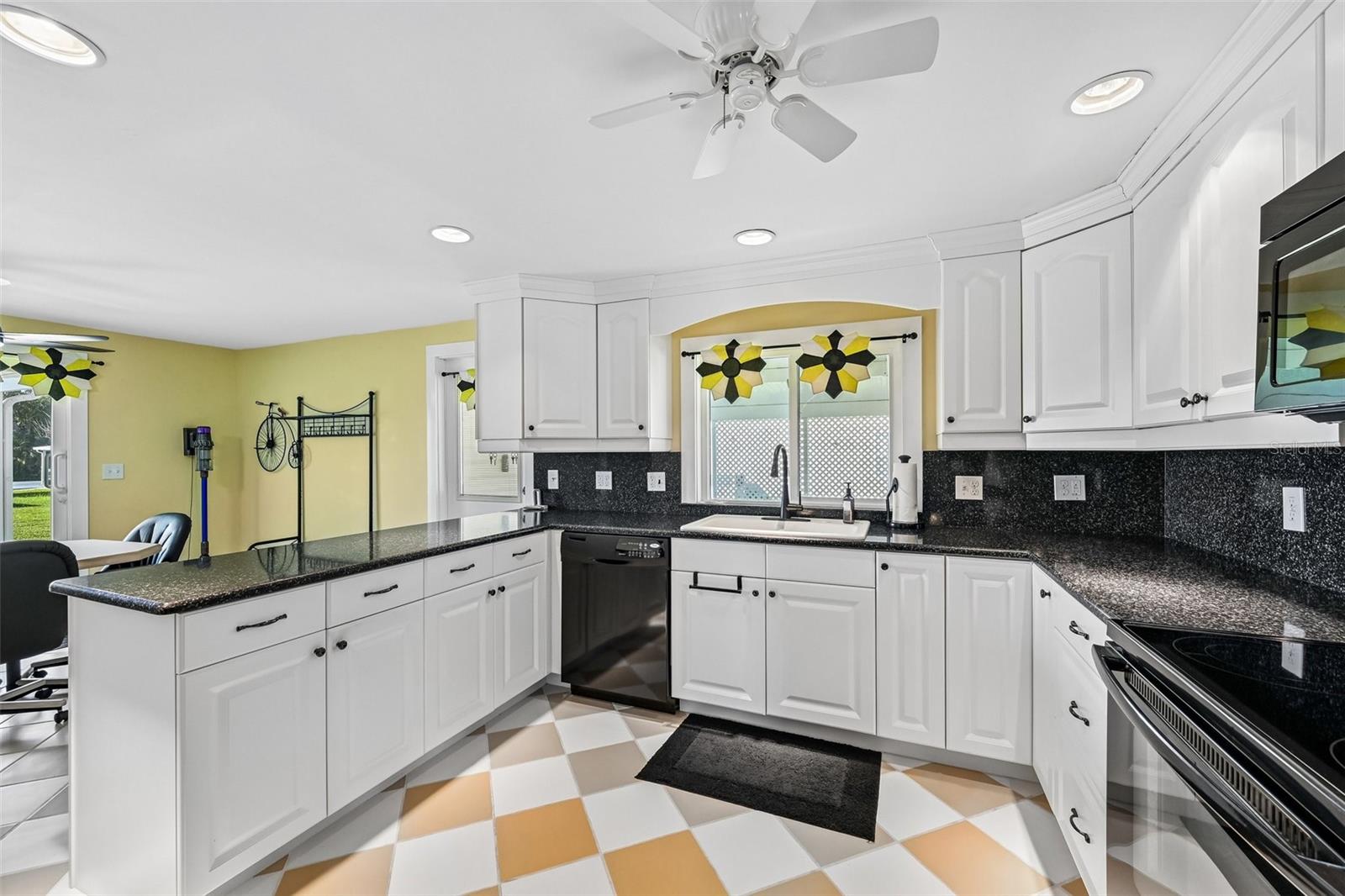 Bright and pleasant kitchen Bright and pleasant kitchen