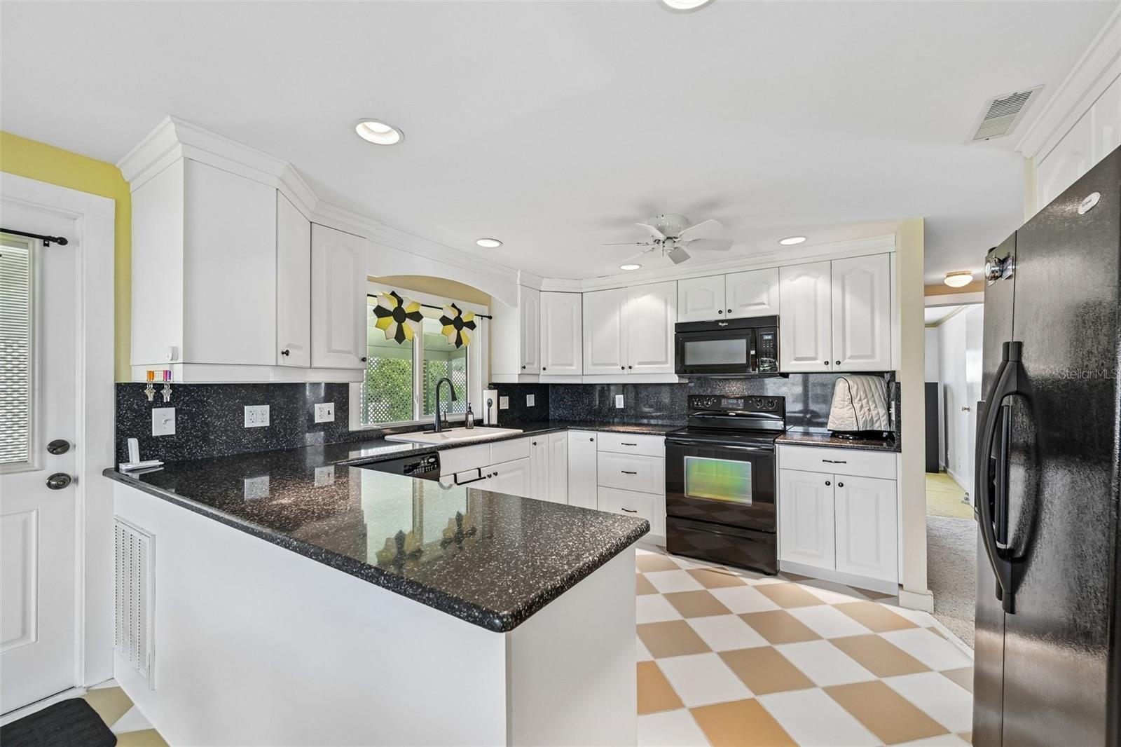 Plenty of room and storage in the kitchen Plenty of room and storage in the kitchen